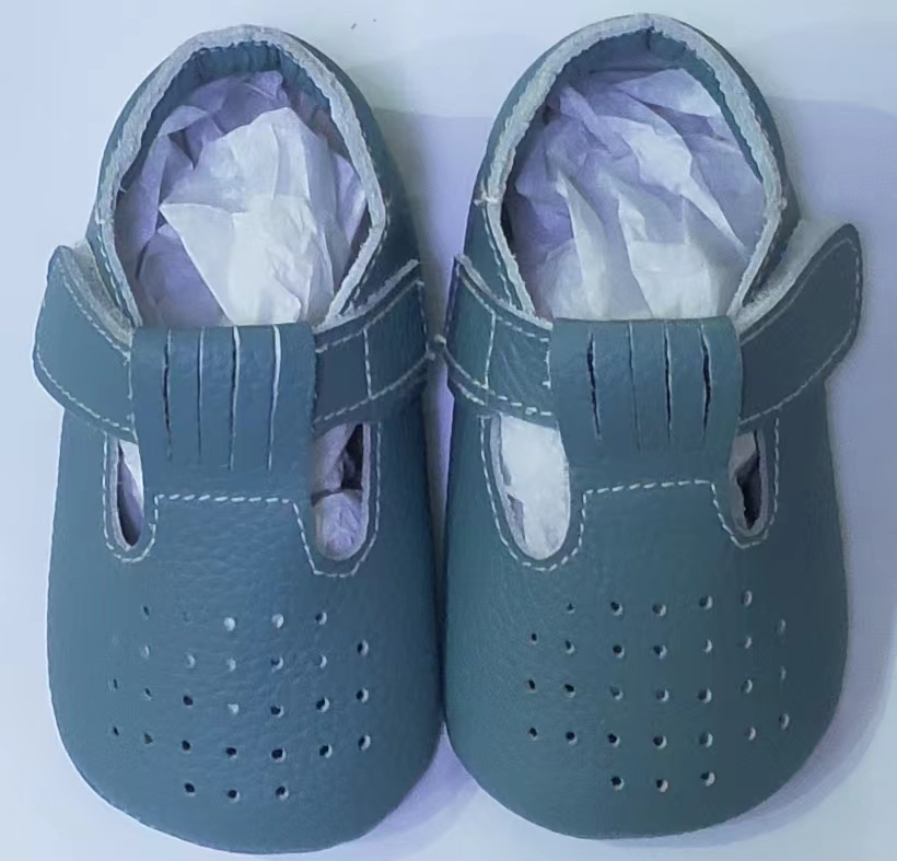 Baby sneakers with velcro straps in blue and white